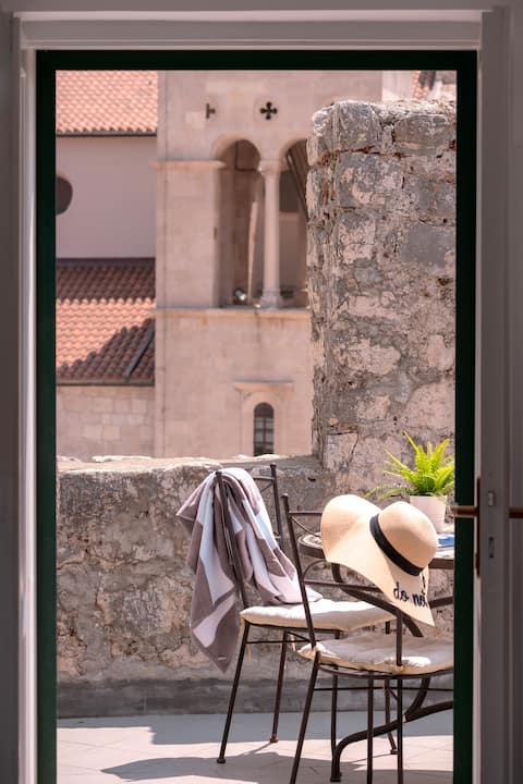 Main Square Loft "Vesela! in Hvar town!