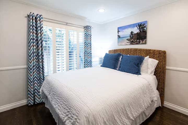 Disfruta de un retiro sereno en este dormitorio bellamente decorado.