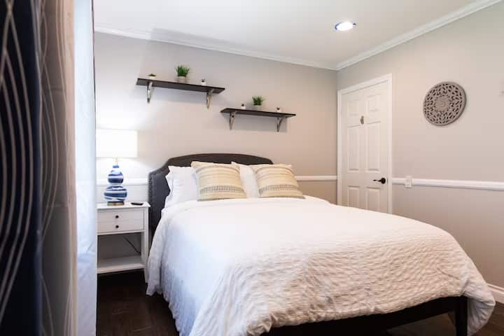 Cómoda cama tamaño queen con Smart TV, perfecta para relajarse después de un día fuera.