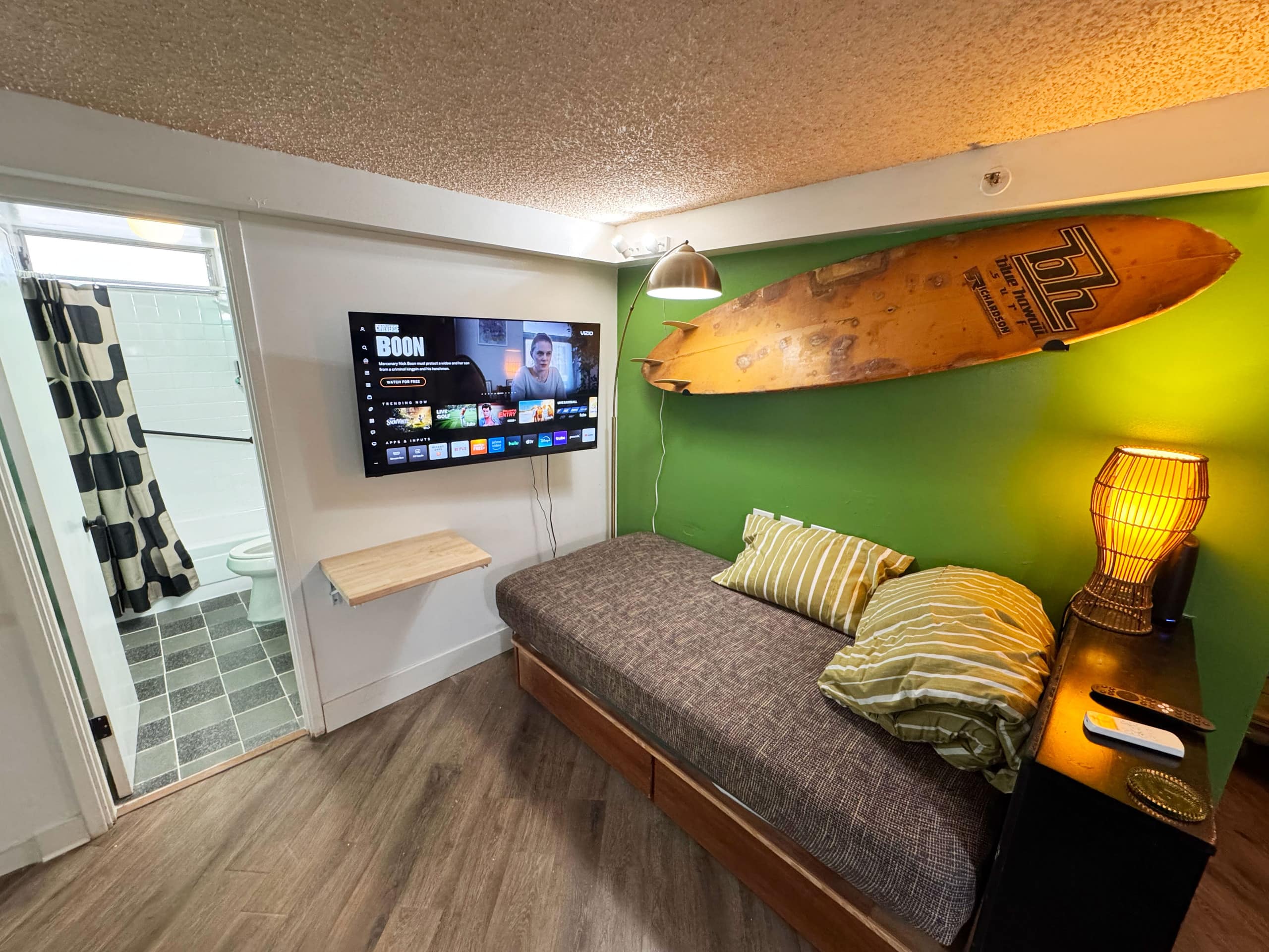 Condo in Honolulu · ★4.94 · Studio · 2 beds · 1 bath - Image 5