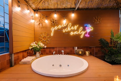 3BR , Train View, Jacuzzi, Sauna, Prime Location