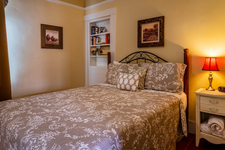 第二间卧室配有一张标准双人床 