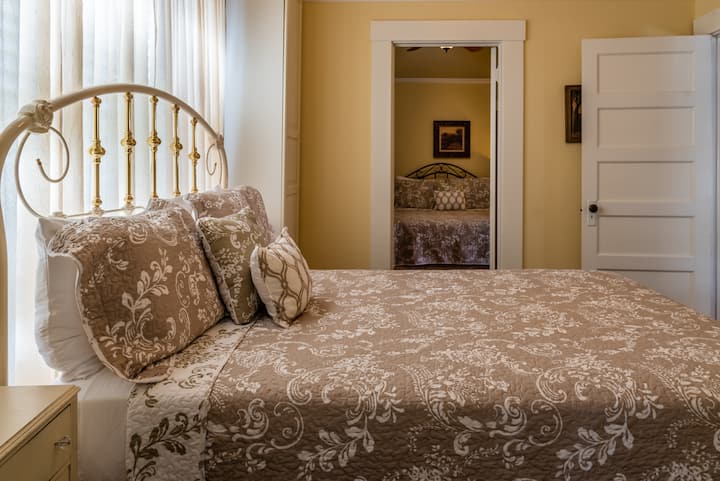 第三间卧室配有标准双人床 