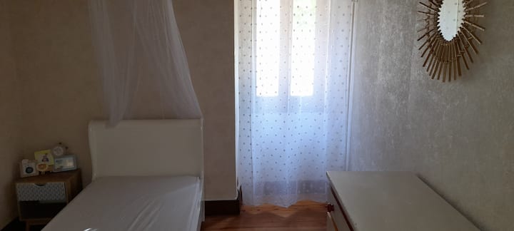 Chambre traversante, équipée d'un lit simple 90x190 (matelas neuf) ainsi que d'un lit bébé à la demande, rangements, jouets, livres... Idéal pour voyager avec des jeunes enfants !