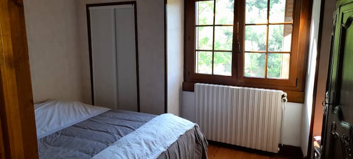Chambre principale, lit 160x200 (matelas neuf), rangement, vue nature