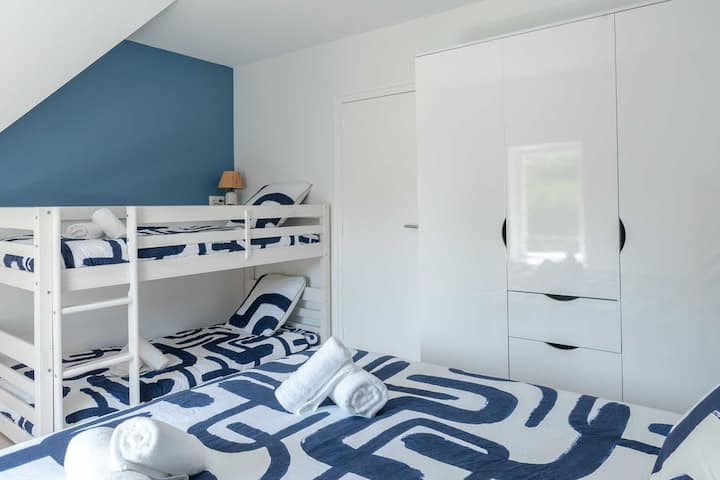 1 manželská posteľ 160 x 200 + poschodová posteľ 90 x 200
Uteráky: na posteli nájdete osušku a uterák na vlasy pre každého hosťa.