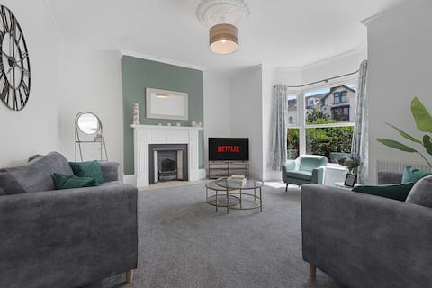 Spacious 6BR Sleeps 12 w/FAST WIFI & Parking