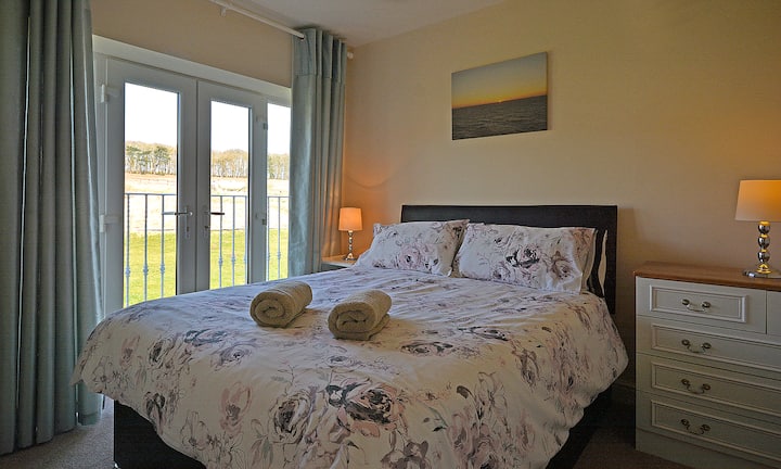 La chambre double arrière avec vue sur les champs