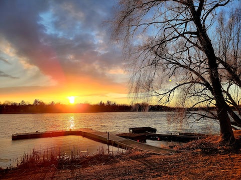 Watrfrt Cottage | Sunset Views & 45 Min to Toronto