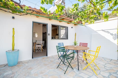 1BR Cozy Flat x4 w/Outdoor Oasis @SunsetTerraceB&B