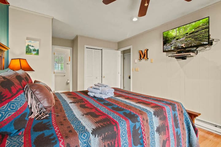 ที่นอนเมมโมรี่โฟมและผ้าปูที่นอนคุณภาพสูงช่วยให้คุณนอนหลับสบาย และถ้าคุณชอบดูทีวีบนเตียง ทีวีจอแบนขนาด 50 นิ้วนี้สามารถสตรีมเนื้อหาหรือดีวีดีที่คุณชื่นชอบได้