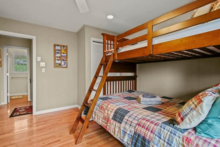 ห้องนอนที่สองมีเตียงแฝดเหนือเตียงสองชั้น เหมาะสำหรับผู้ใหญ่หรือเด็ก