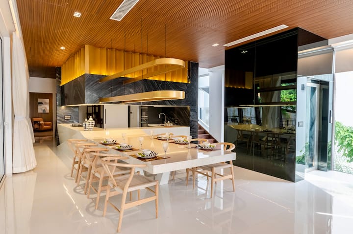 Dining area image 1