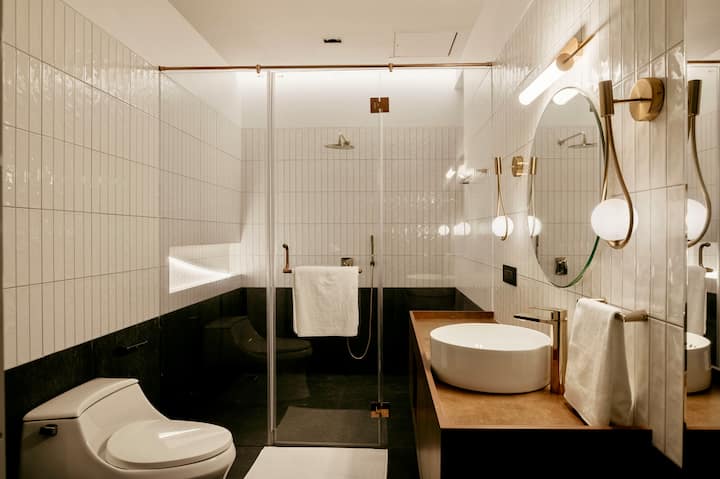Full bathroom 2 image 1