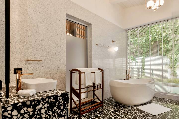 Full bathroom 1 image 1