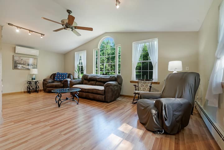 Old Falls Retreat-4br W Gorgeous River View & Pool - Sanford, ME