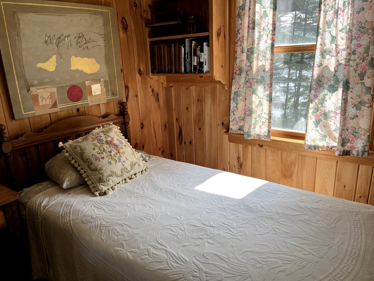 Dvokrevetna soba tik uz kuhinju.