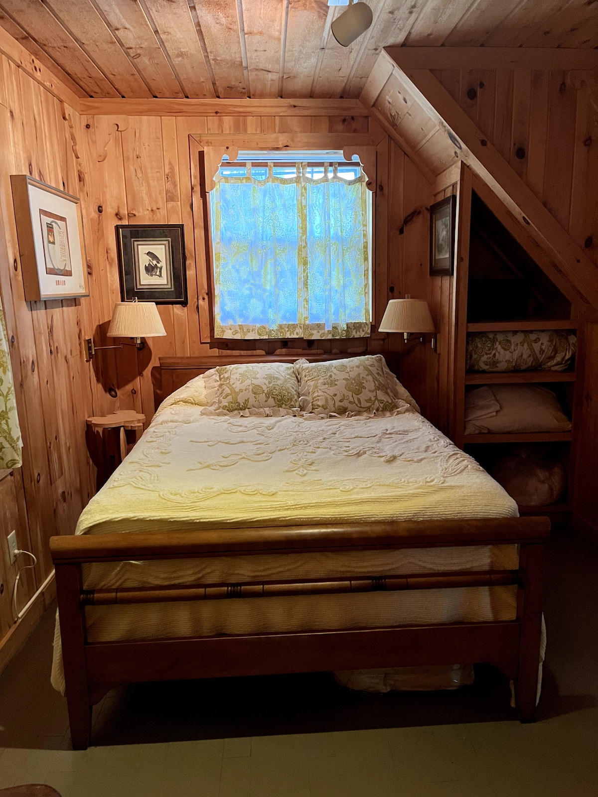 Prvi kat, bračni krevet pored stepenica.