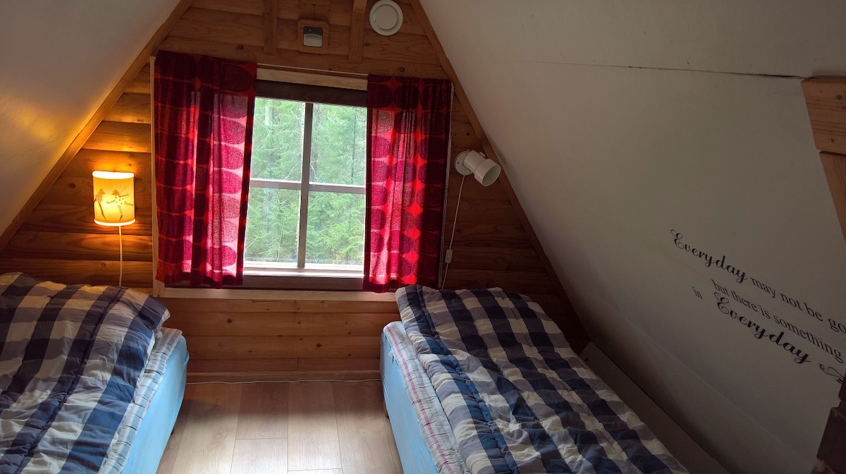 Спалня на горния етаж. На горния етаж има две спални една до друга с две легла във всяка от тях.