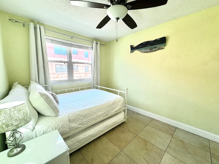 Svijetla druga spavaća soba s bračnim krevetom i krevetom na razvlačenje – savršeno za obitelji.