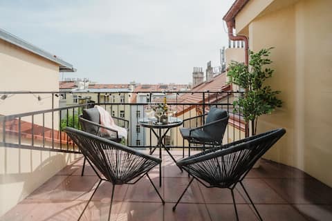 1BDR Apt w/ Terrace, AC, Workspace & Netflix