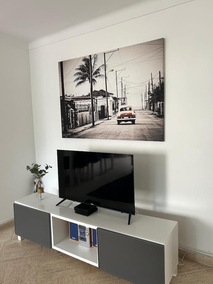 Vrlo veliki dnevni boravak s Wi-Fi televizijom i 2 sofe za 4 osobe