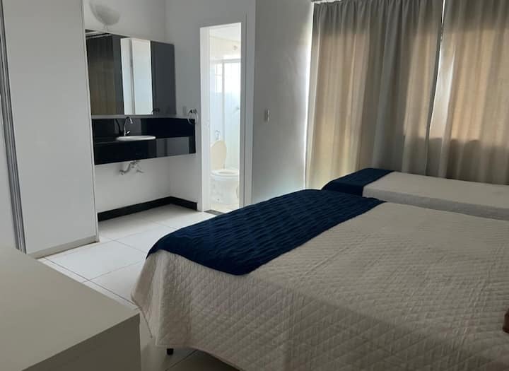 Apartman  1 
1 bračni krevet (širine 125-149 cm 
1 jednostruki krevet
armarios s prostorom za kućni ured
Klimatizirano 
Cortina black-out