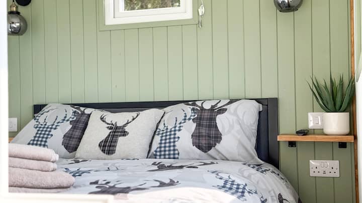 Shepherds Hut With Hot Tub "Fawn" - Lago Ness
