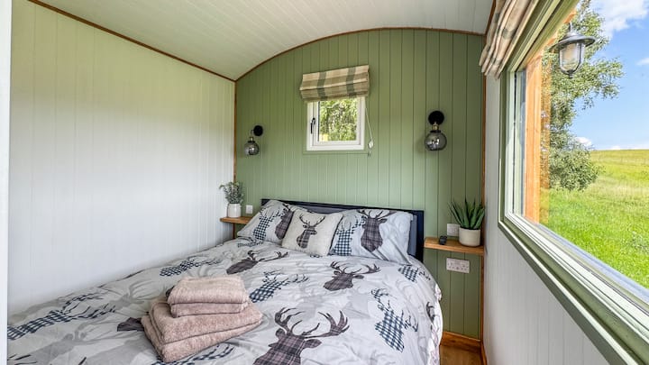 Shepherd's Hut With Hot Tub "Sika" - Beauly