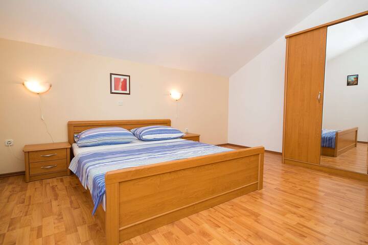 Schlafzimmer 2