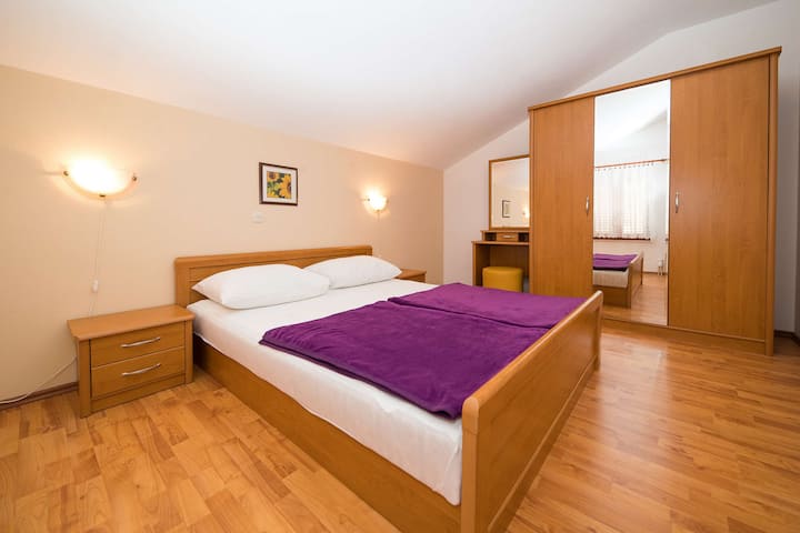 Schlafzimmer 1