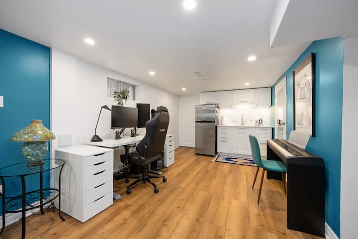 Dawati la kusimama lenye injini lenye viwambo viwili na kibodi ya umeme kwa wale wanaopenda muziki. 