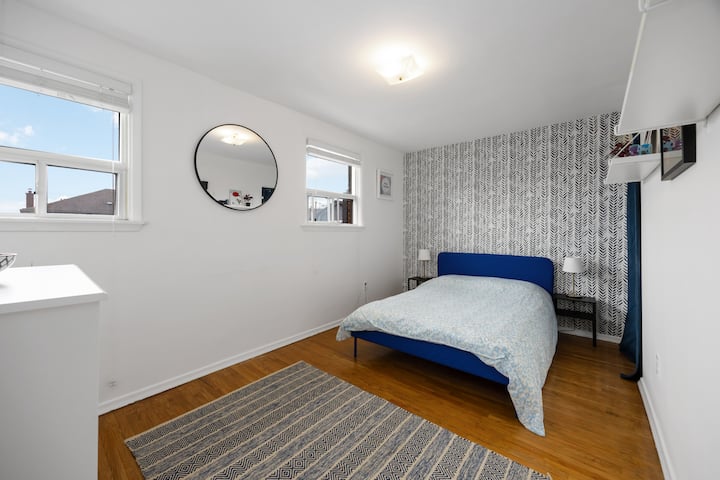 Kitanda cha watu wawili chenye nafasi ya kabati na kabati la droo. 