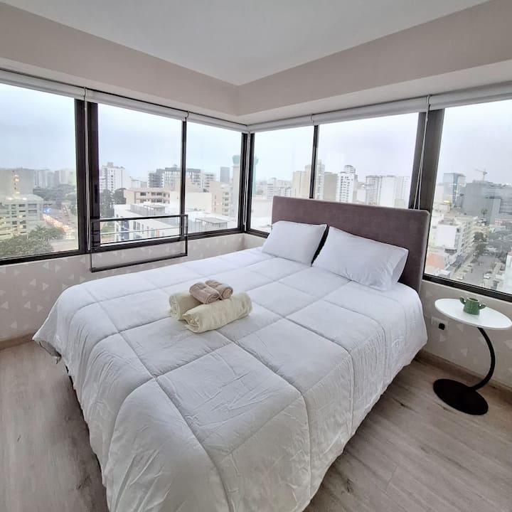 בחדר השינה יש נוף של 180 מעלות לעיר. תוכלו ליהנות מהשקיעה או מהזריחה מהמיטה שלכם. יש בו מיטה נוחה ווילונות האפלה למנוחה נעימה. 
יש טלוויזיה בחדר.
