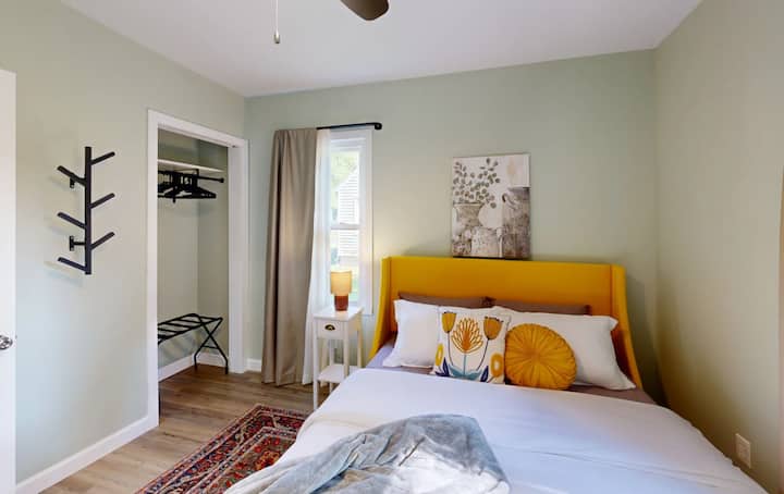 Dhomë gjumi dytësore me krevat dopio "queen".