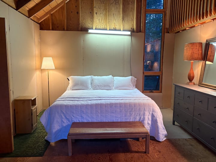 Shijo rehatinë e një krevati dopio "king" në kabinën e papërfunduar