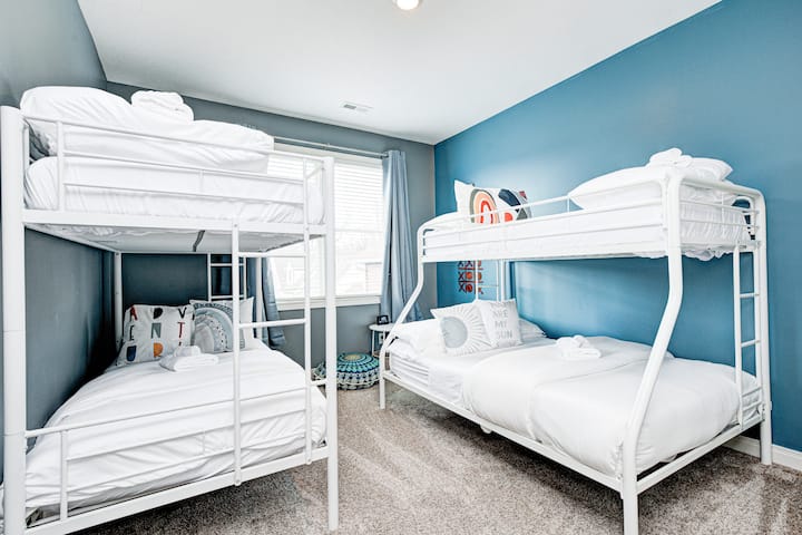 非常适合儿童或团体入住—这间客房提供两张上下铺，配有舒适的Novaform床垫。
