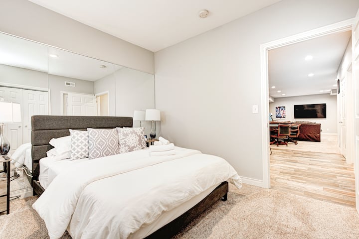 地下室卧室配有带Sealy床垫的标准双人床和滑动衣柜门。
