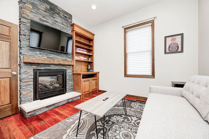 安静的前厅配有标准双人床沙发床、壁炉、智能电视和游戏—一个舒适的空间，可供放松或睡觉。
