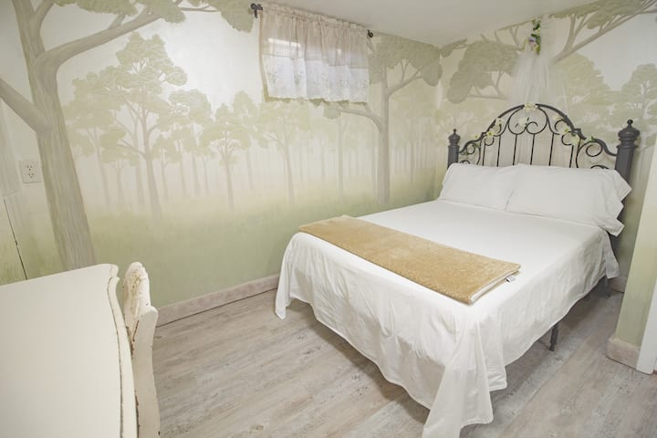 Sala del Bosque Dorado (también conocida como el patio de recreo de Puck). Cuenta con una cama de tamaño completo con paredes metálicas doradas.