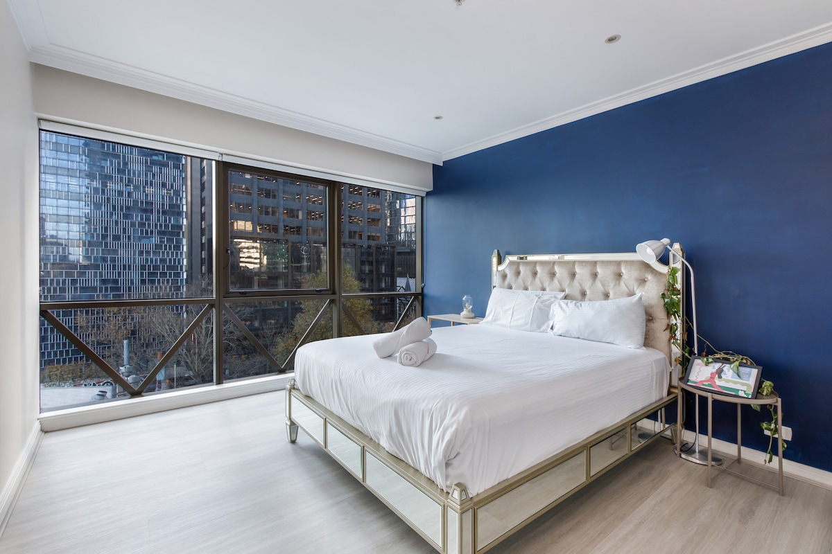 Wakker worden met uitzicht op de stad vanaf de grote ramen