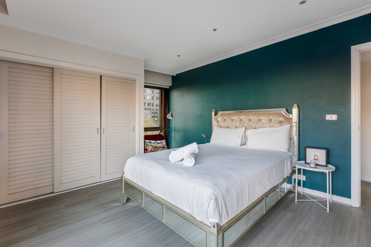 Een gedurfde smaragdgroene muur geeft de slaapkamer een vleugje stijl