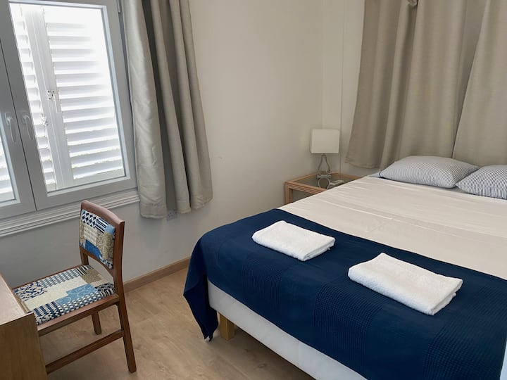 Manje spavaće sobe s bračnim krevetom za 2 osobe