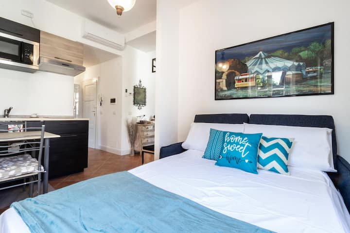 Спалната соба нуди удобен брачен кревет, опремен со чисти чаршафи, меки ќебиња, пространа гардероба и фиокар за чување на вашите лични работи.