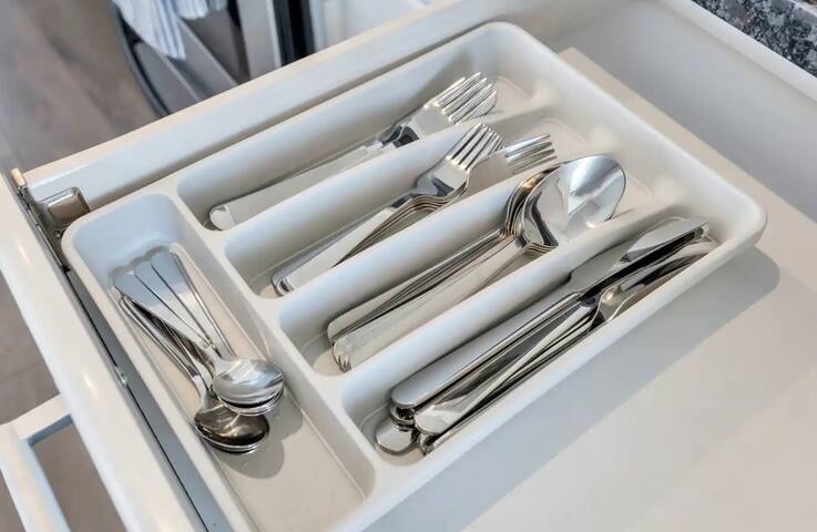 2BR+Den Condo | Downtown Van gallery image 2