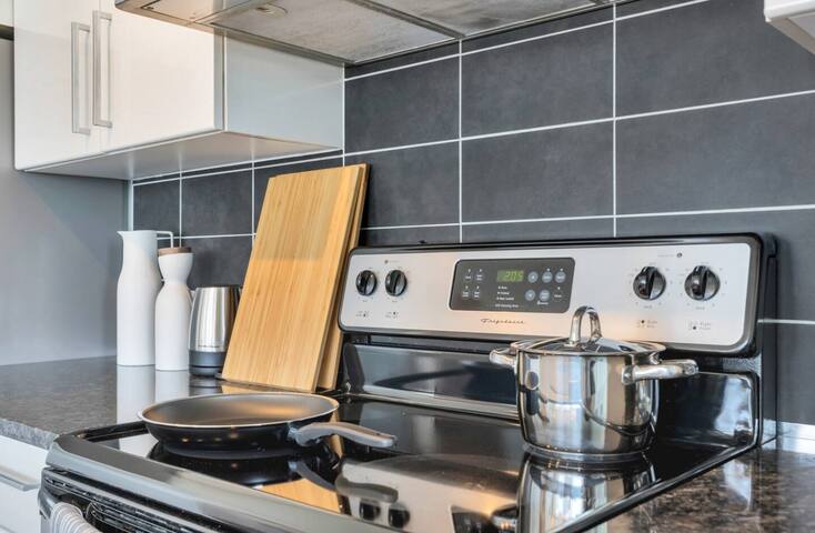 2BR+Den Condo | Downtown Van gallery image 5