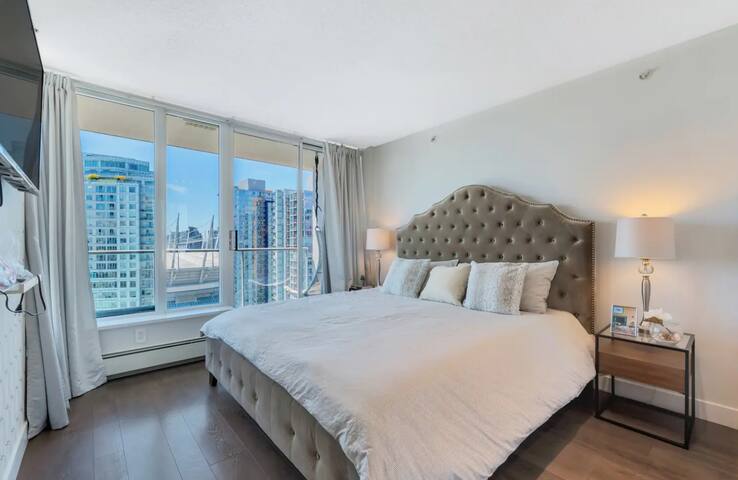 2BR+Den Condo | Downtown Van gallery image 4