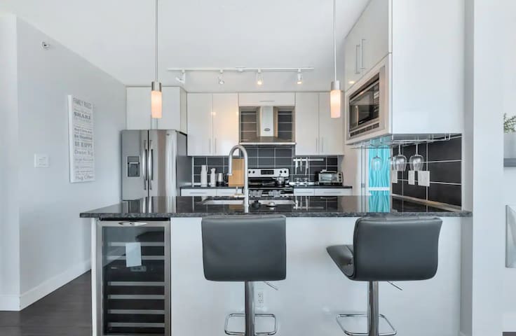 2BR+Den Condo | Downtown Van