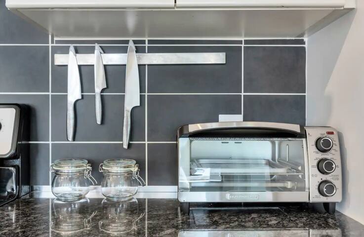 2BR+Den Condo | Downtown Van gallery image 3