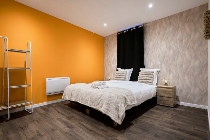 تحتوي غرفة النوم على سرير مزدوج مريح وإضاءة مهدئة، مثالية لليالي المريحة والمريحة